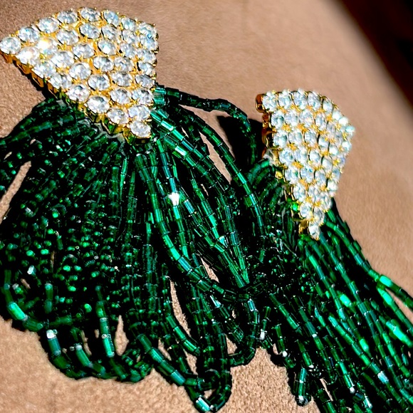 Glistening Green Loaded Bugle Bead Earrings w triangle Rhinestone Top New clip☘️ - Picture 1 of 7